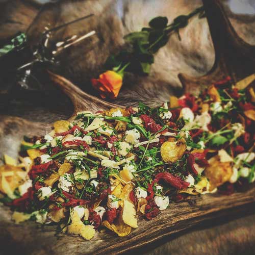 Reninnanlår på en bädd av potatis och jordärtskockschips 