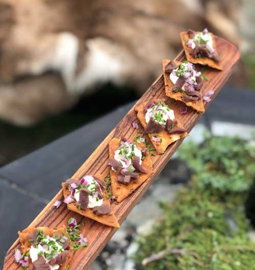 Friterat tunnbröd med gravat reninnanlår