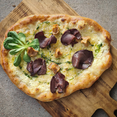 Pizza med gravat reninnanlår