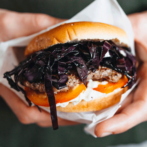 Renfärsburgare med strimlad rödkål och lite sting