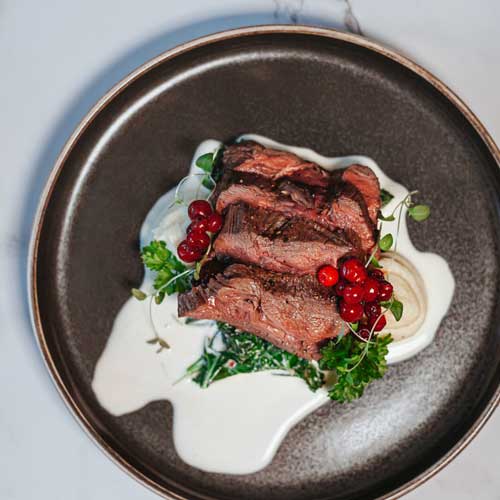 Renrostbiff med gräddkokt grönkål och palsternackspure