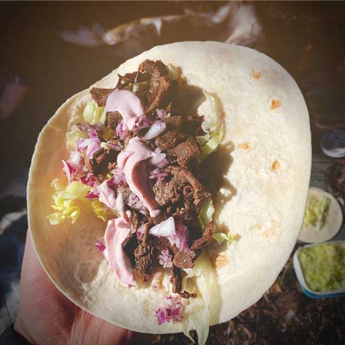 Suovas med lingrondressing i tortillabröd